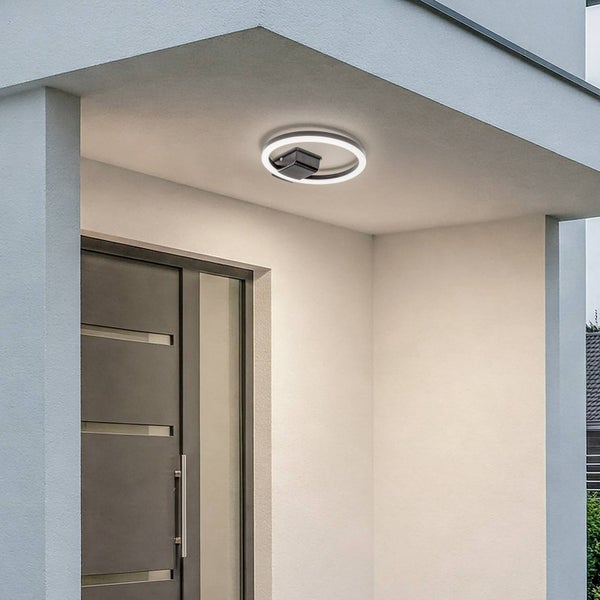 Moderne Außen-Deckenleuchte mit LED-Ring und Bewegungsmelder, montiert an einer hellen Veranda über einer modernen Eingangstür.