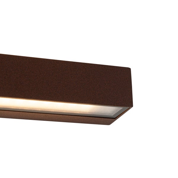 Detailansicht einer rostfarbenen LED-Außenwandleuchte mit warmweißem Lichtaustritt.