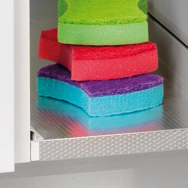 Strukturierte Schrankmatte aus Aluminium im Küchenschrank zum Schutz von Oberflächen.