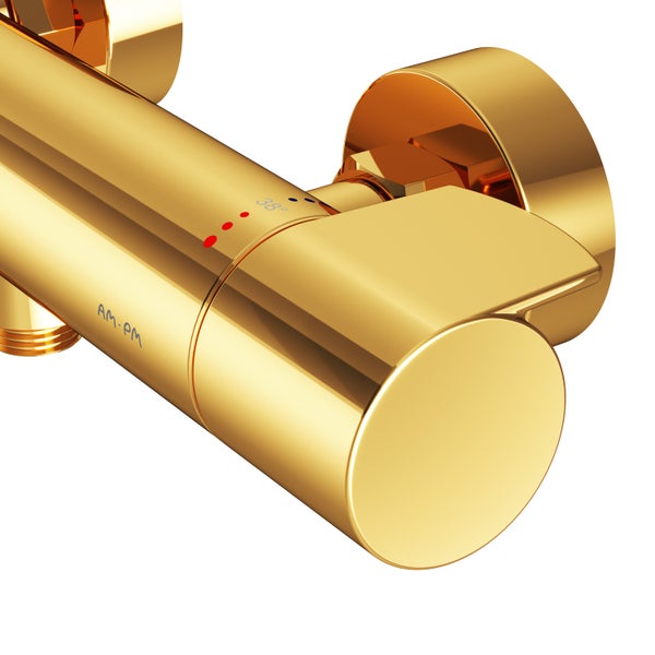 Detail einer goldenen Thermostat-Duscharmatur mit AM.PM Logo und Temperaturmarkierung bei 38 Grad.