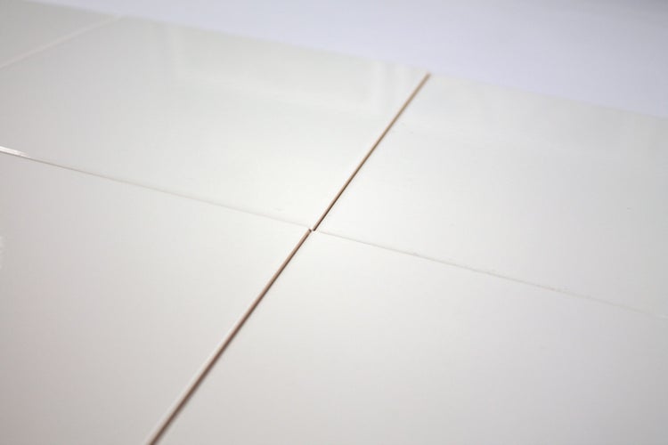 Mehrere Keramikfliesen auf einer ebenen Fläche