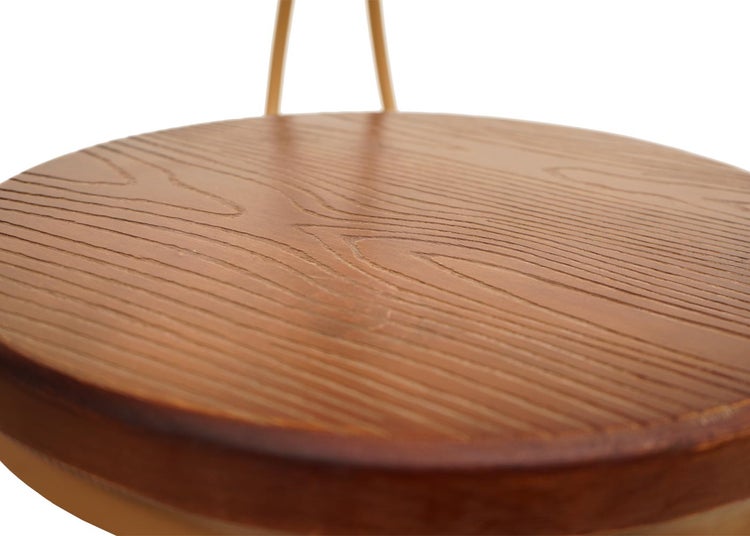 Detailansicht einer Holzstuhlfläche mit Maserung