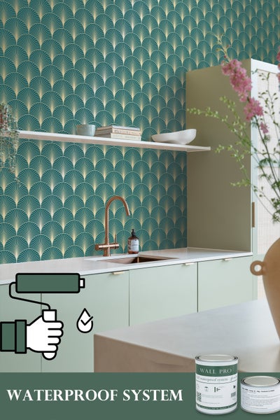 Küchenszene mit Tapete mit geometrischem Muster und Küchenutensilien