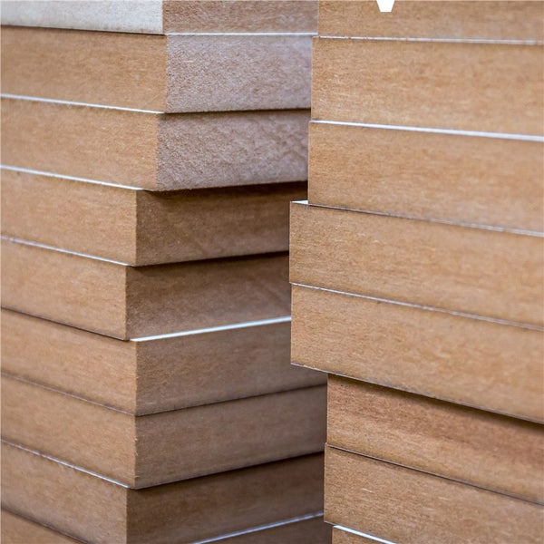 Stapel von beschichteten Holzwerkstoffplatten