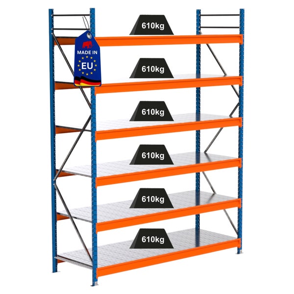 Schwerlastregal mit fünf Regalböden und einer Traglast von 610 Kilogramm pro Boden. Angehängtes Etikett Made in EU.