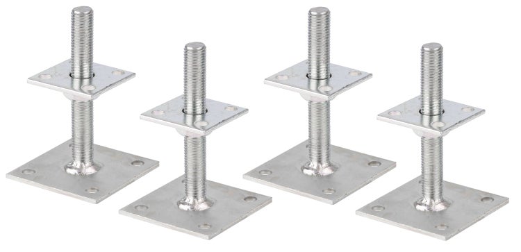 Set von vier verzinkten, höhenverstellbaren Gerüstfüßen mit quadratischer Bodenplatte zur stabilen Ausrichtung von Gerüsten.