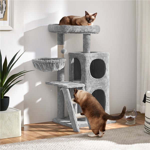 Katzenkratzbaum mit zwei Katzen in einem Wohnzimmer