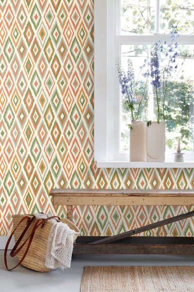 Raumansicht mit Tapete mit Rautenmuster in verschiedenen Farben