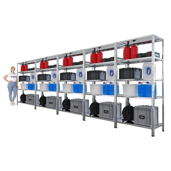 Langes Metallregal mit Lagerbehältern und einer Frau zur Größenorientierung