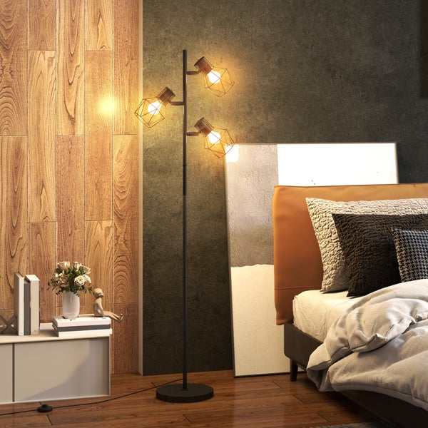 Schlafzimmer mit Stehlampe mit drei Leuchten, Bett und Nachttisch