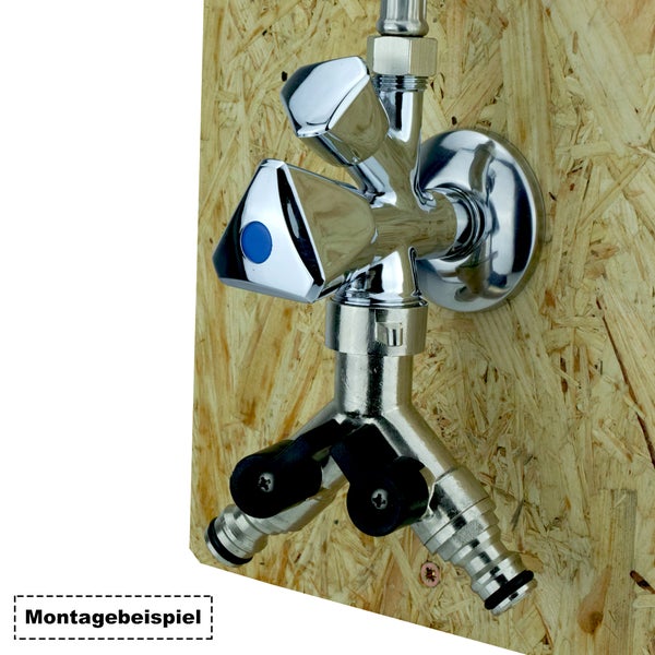 Auf Holz montierter Wasserhahn mit zwei Anschlüssen