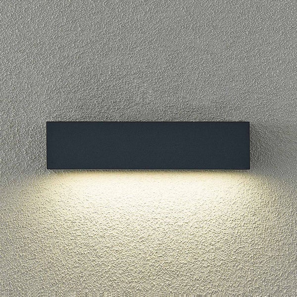 Moderne rechteckige Wandleuchte mit nach unten gerichtetem Licht an einer strukturierten Wand.
