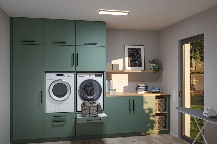 Moderner Hauswirtschaftsraum mit grünen Einbauschränken, Waschmaschine, Trockner, Holzarbeitsplatte und offenen Regalen mit Körben.