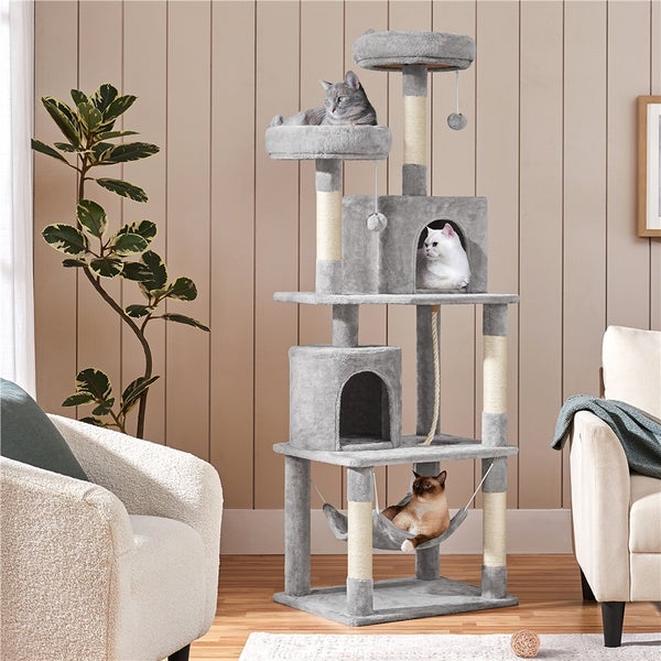 Katzenkratzbaum mit Liegeflächen, Höhlen und Hängematte in einem Wohnraum mit drei Katzen