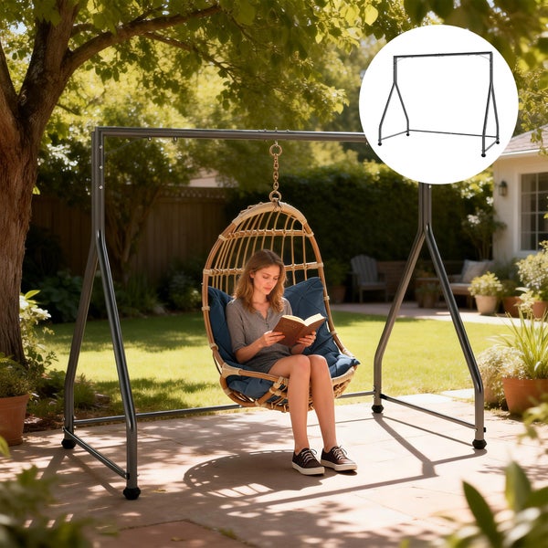 Stabiles Metallgestell für einen Hängesessel in einem Garten mit einer lesenden Person.