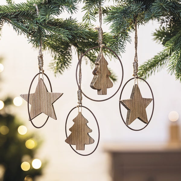Dekorative Christbaumanhänger aus Holz mit Stern- und Tannenbaumform