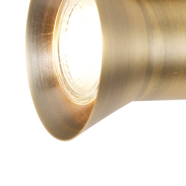 Nahaufnahme einer goldenen Einbauleuchte