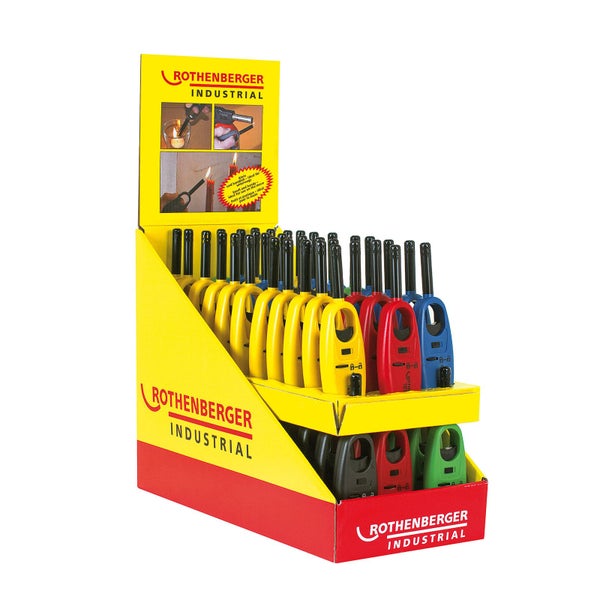 Eine Hand zündet mit einem Stabfeuerzeug eine Kerze an.