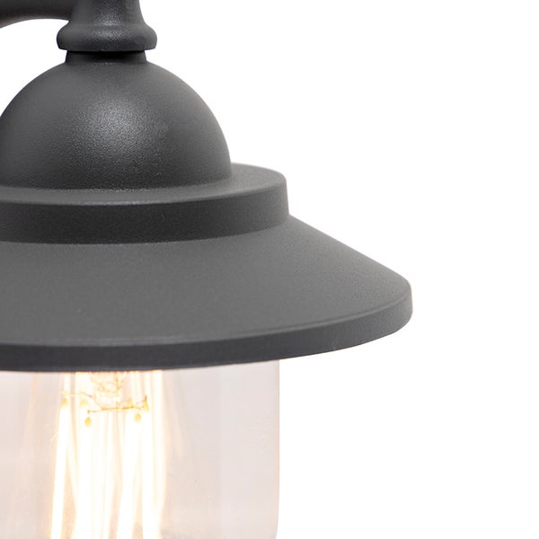 Detailansicht einer Außenwandleuchte mit strukturiertem Metallgehäuse und sichtbarem Leuchtmittel.