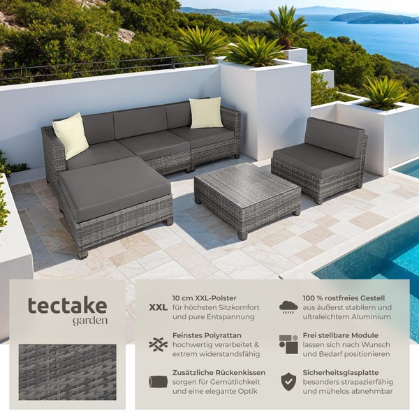 Gartenlounge-Set aus Polyrattan mit Tisch und Sitzkissen auf einer Terrasse mit Meerblick