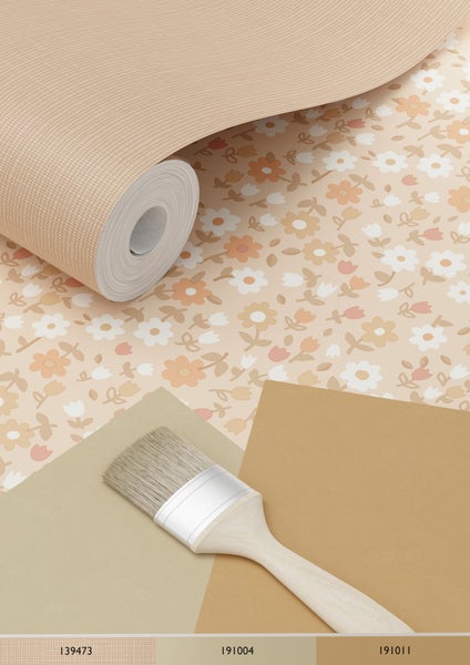 Tapetenrolle mit Blumenmuster und Farbpalette mit Pinsel