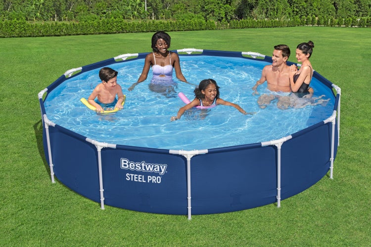 Bestway Steel Pro runder Frame Pool mit weißem Stahlrahmen und blauer Folie auf einer Rasenfläche mit einer Familie beim Baden.