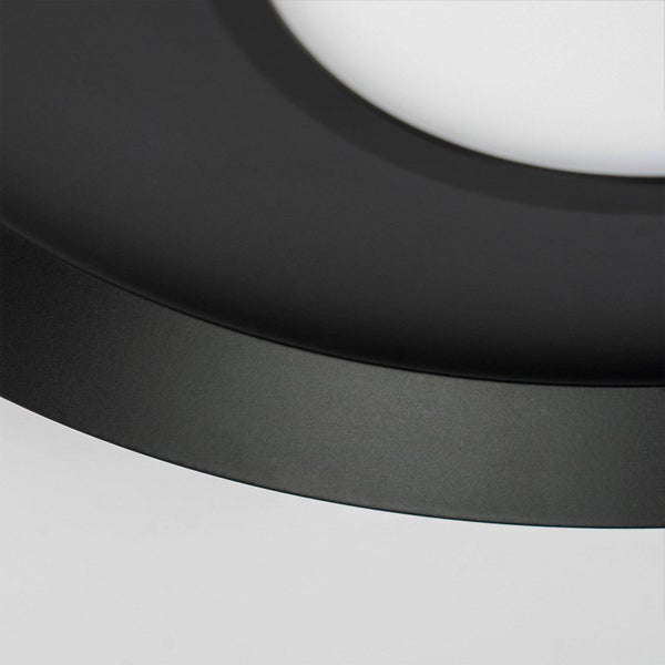 Detailaufnahme einer schwarzen Deckenleuchte