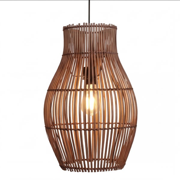 Pendelleuchte aus braunen Holzstreben in Vasenform mit sichtbarem Leuchtmittel.