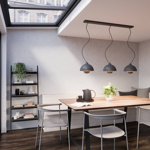 Esstisch mit Stühlen, Hängeleuchte und Regal im hellen Raum