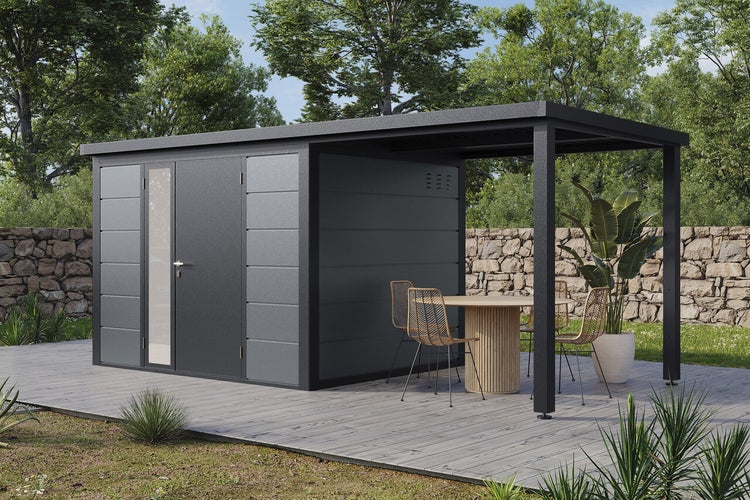 Modernes Gartenhaus aus Metall mit integriertem Terrassendach auf einer Holzterrasse mit Sitzgruppe im Garten.