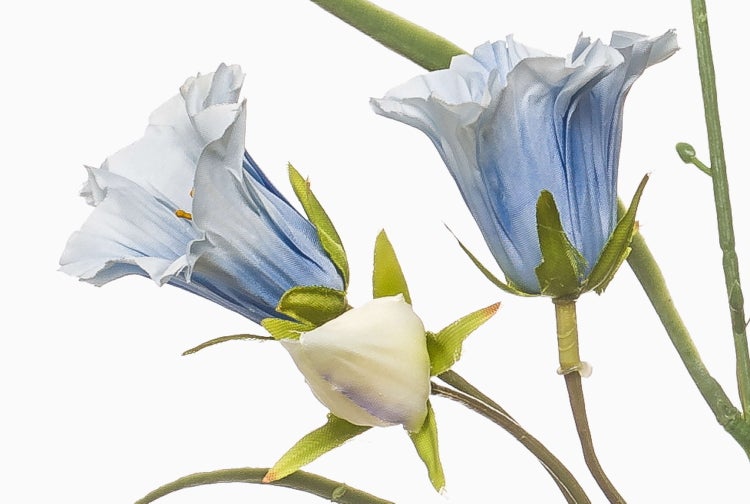 Künstliche Glockenblume mit zwei blauen Blüten und einer Knospe.