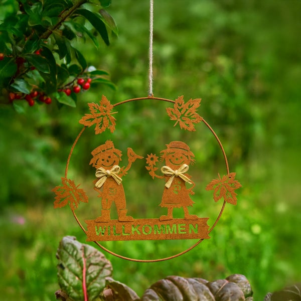 Dekorativer Willkommensgruß aus Metall mit Kindermotiv und Ahornblättern für den Gartenbereich