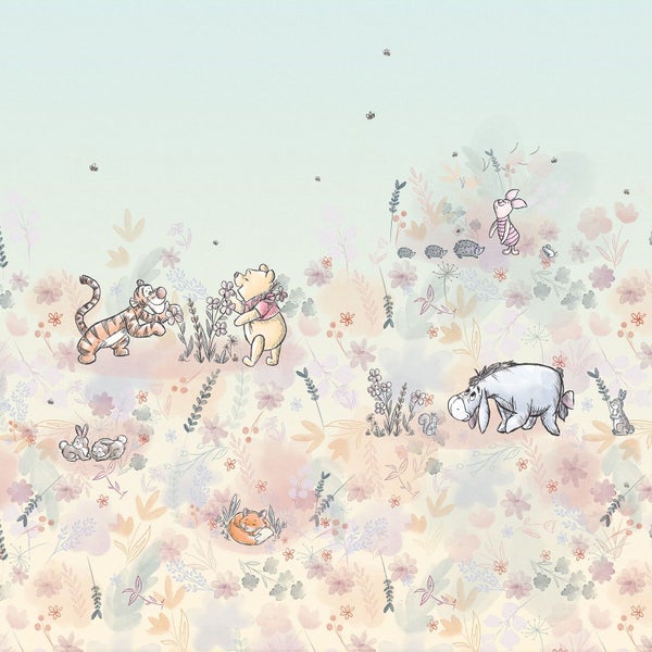 Tapete mit Winnie Puuh und seinen Freunden in einer floralen Umgebung.