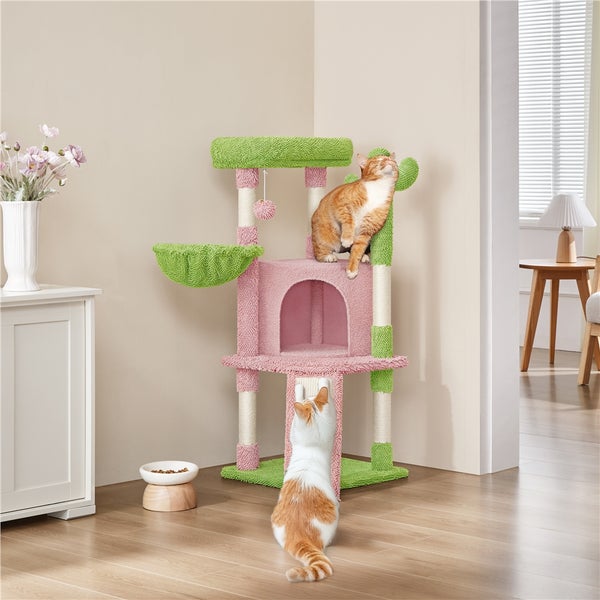 Katzenkratzbaum mit Liegeflächen und zwei Katzen