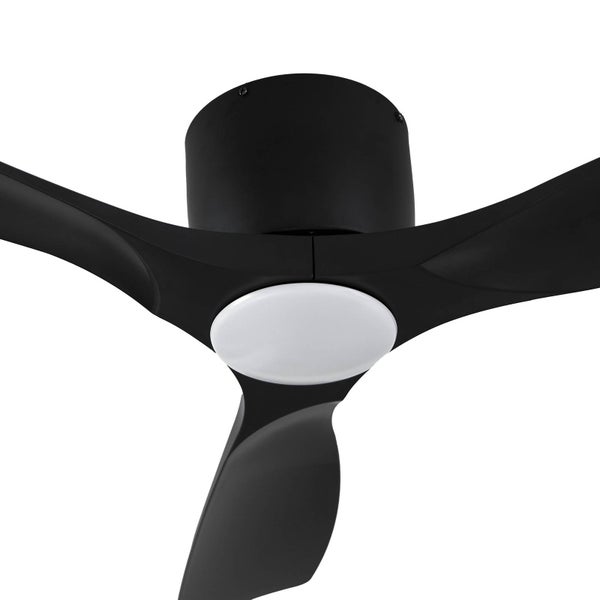 Schwarzer Deckenventilator mit drei Flügeln und integrierter weißer Leuchte.