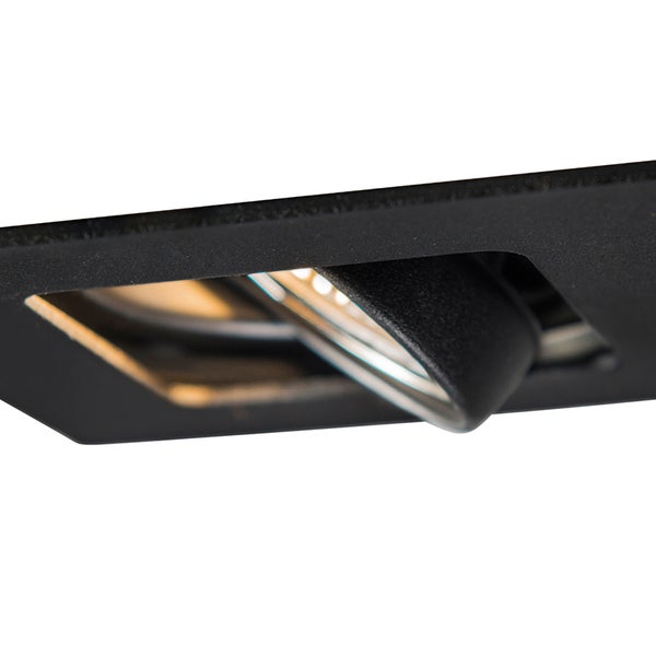 Schwenkbarer Einbaustrahler aus Metall in Schwarz.