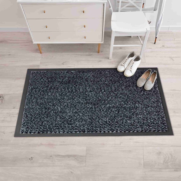 Schmutzfangmatte mit Schuhen im Flur