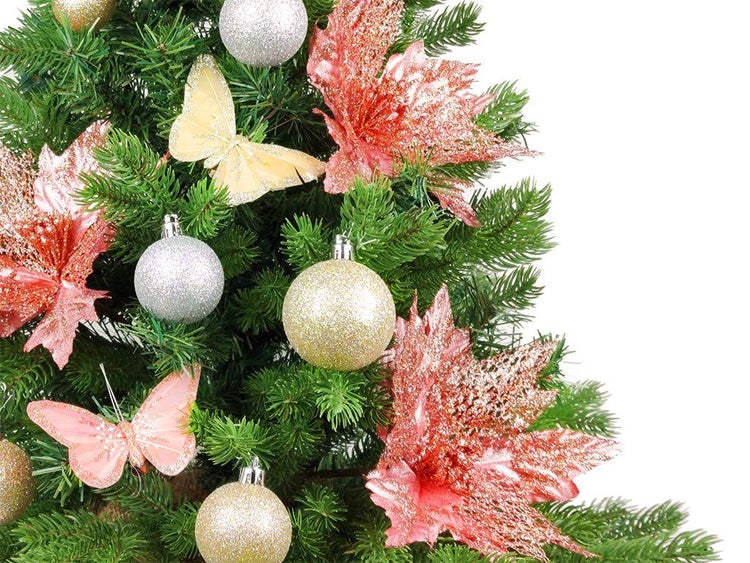 Weihnachtsbaum mit Dekoration aus Christbaumkugeln, glitzernden Kunstblumen und Schmetterlingen als Weihnachtsschmuck.