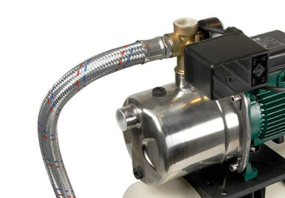 Hauswasserwerk mit flexiblem Schlauch