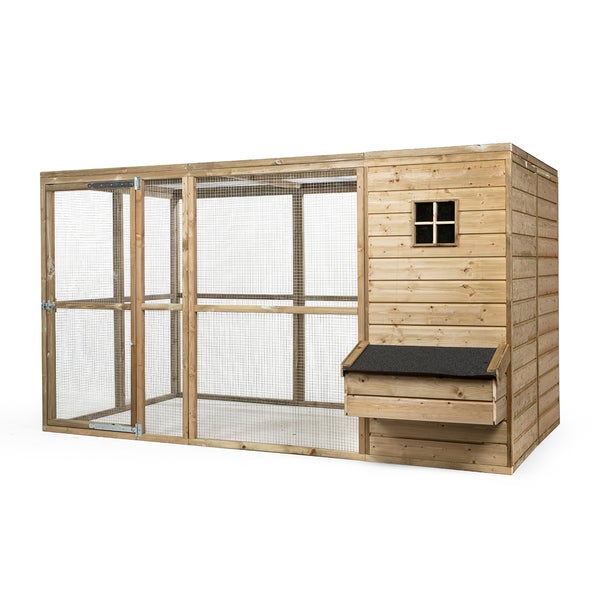 Hühnerstall aus Holz mit Maschendrahtzaun und Fenster