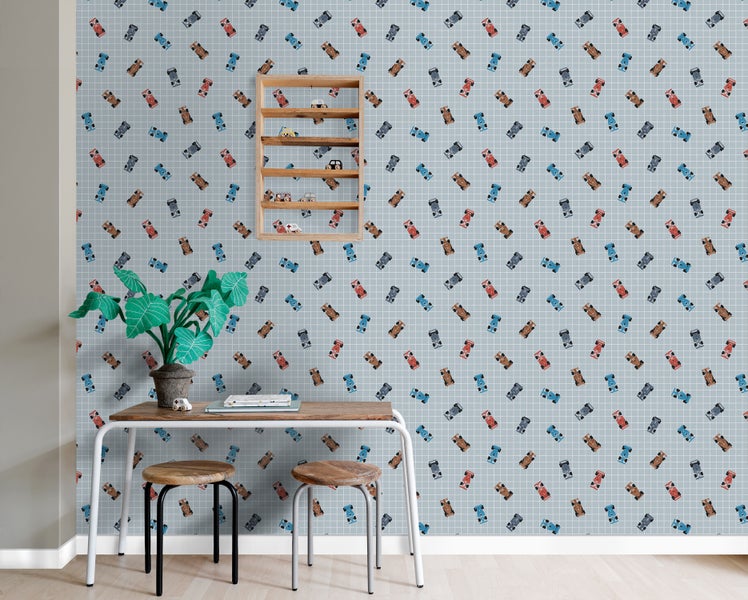 Kinderzimmer mit Wandtapete mit Automotiv, Tisch und Stühlen.