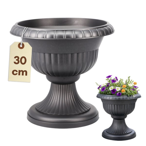 Grauer Pflanzkübel im klassischen Stil mit einem Etikett, das die Größe 30 Zentimeter angibt, und einem kleineren Pflanzkübel mit bunten Blumen.