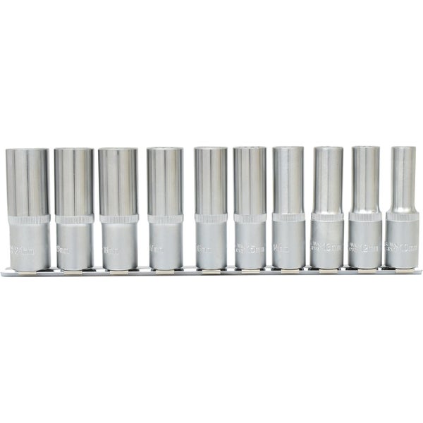 Satz Steckschlüsseleinsätze mit verschiedenen Größen auf einer Metallschiene.