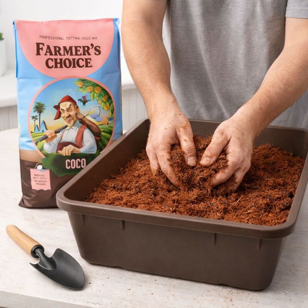 Hände mischen Farmer's Choice Kokos-Substrat in einer Schale, daneben ein Sack Kokos-Mix und eine Handschaufel.
