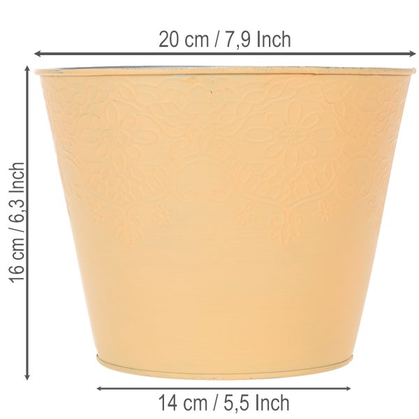 Pfirsichfarbener Metall-Blumentopf mit Spitzenmuster: Durchmesser oben 20 Zentimeter, Höhe 16 Zentimeter, Durchmesser unten 14 Zentimeter.