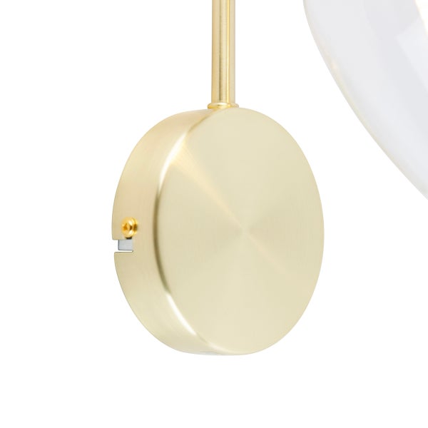 Detailaufnahme einer goldenen Deckenleuchte