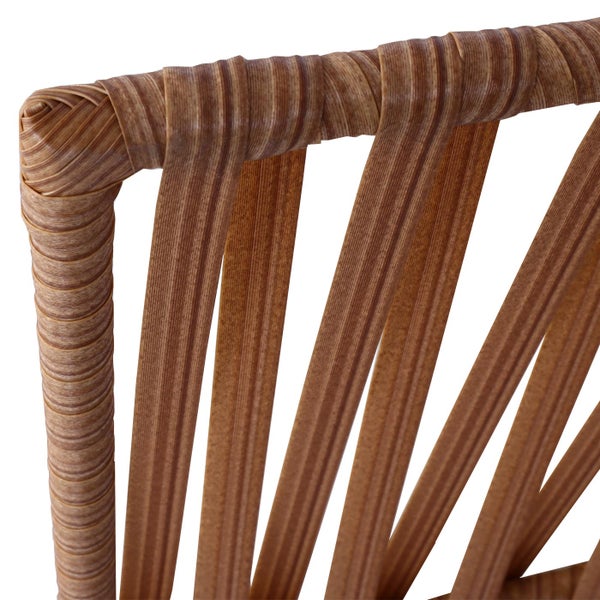 Detailaufnahme eines geflochtenen Gartenmöbelstücks aus flachen Kunststoffbändern in Rattan-Optik.