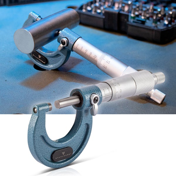 Zwei Stahlwerk Bügelmessschrauben aus Metall für präzise Messungen, eine misst einen zylindrischen Metallkörper.