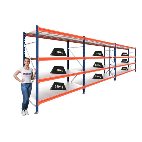 Großes blau-oranges Weitspannregal von Proregal mit Metallböden, Tragkraft von 350 Kilogramm pro Boden, mit Person als Größenvergleich.