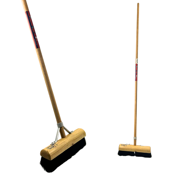 Handfeger mit Holzstiel und schwarzen Borsten